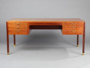 Ole Wanscher Fritstående skrivebord af mahogni, front med seks skuffer, på bagside udtræksplade, sko af messing. H. 74. L. 168. B. 84.