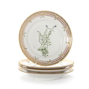 Flora Danica to sidetallerkener af porcelæn, dekorerede i farver og guld med blomster. 3573. Royal Copenhagen. Diam. 19,5 cm. 22