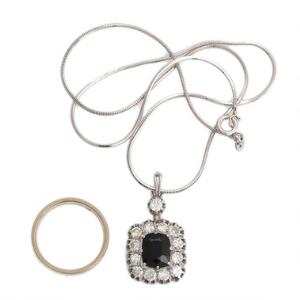 Halskæde og vedhæng af 14 kt. hvidguld prydet med oval facetslebet safir omkranset af talrige old mine-cut diamanter på i alt ca. 1.20 ct. L. 36 cm. 2
