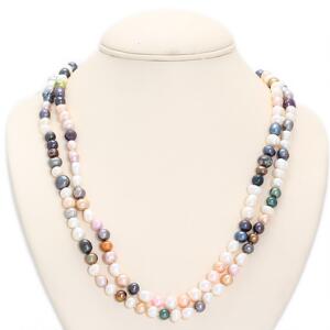 Lang perlehalskæde prydet med ferskvands kulturperler i forskellige nuancer. Perlediam. ca. 0,5-0,8 cm. L. ca. 122 cm.