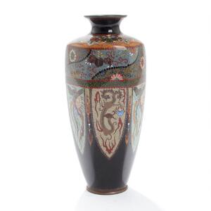 Orientalsk cloisonné vase rigt dekoreret med dyr, blomster og bladværk i farver. 19. årh. H. 28.