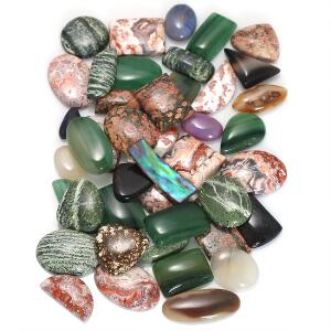 Samling af diverse cabochonslebne smykkesten, inkl. agater i forskellige farver og nuancer. Ca. 2013. 44