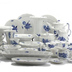Blå Blomst Kantet. Middags- og kaffeservice af porcelæn, Kgl. P., dekoreret i underglasur blå, bestående af 198 dele. 198