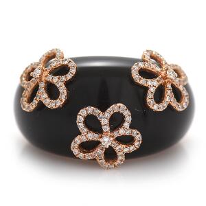 Onyx- og diamantring af 14 kt. guld prydet med cabochonslebet onyx og talrige brillantslebne diamanter. Str. 55.