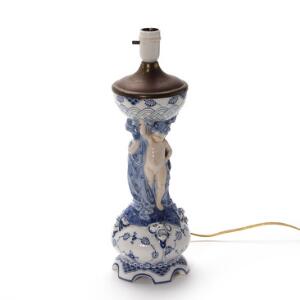 Musselmalet. Opsats af porcelæn, dekoreret i underglasur blå, omlavet til lampe. Nr. 1012.Royal Copenhagen. H. 42 cm.