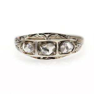 Diamantring af 18 kt. hvidguld prydet med rosenslebne diamanter. Str. 55. Ca. 1910.