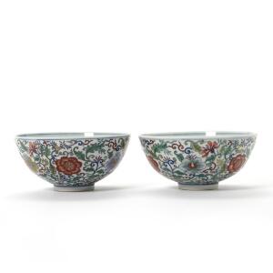 To kinesiske skåle af porcelæn dekoreret i farver. Republik eller senere. Diam. 13 cm. 2