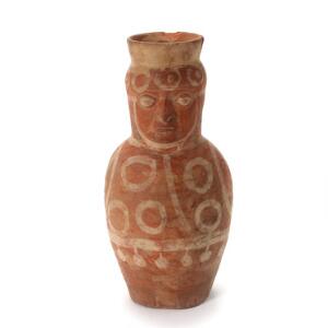 Mochica krukke af rødbrændt ler med hvid bemaling, modelleret med hoved. Peru 500 - 700. H. 34 cm.