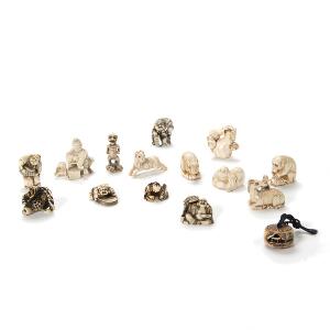 13 netsuker, okimono, og manju af udskåret ben i form af kalabas, mus, abe, dreng med vifte m.m.  Japan 19.-20. årh.  H. 2-5 cm. 15.