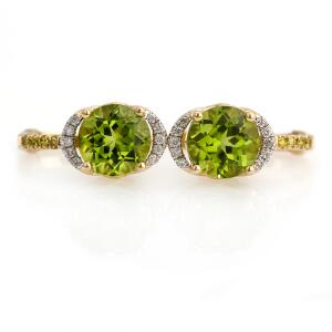 Peridot- og diamantørestikker af 14 kt. guld hver prydet med facetslebet peridot, brillantslebne diamanter og facetslebne citriner. L. ca. 1,7 cm. 2