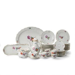 Let saksisk blomst service af porcelæn, dekoreret i underglasurfarver med blomster og guld. Royal Copenhagen. 32