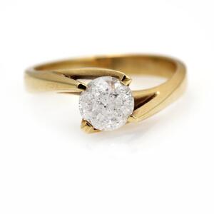 Diamant solitairering af 14 kt. guld prydet med brillantslebet diamant på ca. 1.21 ct. Farve Top Wesselton F. Klarhed P. Str. 54,5. Ca. 2010.