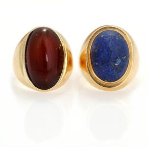 To ringe af guld af 14 kt. guld prydet med henholdsvis cabochonslebet lapis lazuli og carneol. Str. 56 og 54. Vægt 15,5 gr. 2