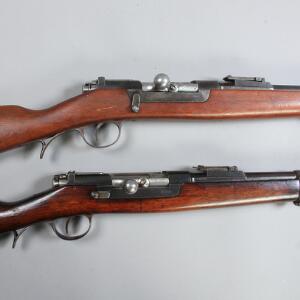 To østrigske Kropatschek rifler M1886 nr. J624 og MM782 i kaliber 8 mm. 2