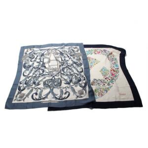 Hermés, Gucci To kvadratiske silketørklæder, det ene i gråblå nuancer, det andet med blomster motiv og marineblå ramme. L. ca. 88 og 93 cm. 2
