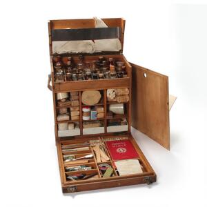 Arbejdernes Samariter Forbund Stort medicin og første hjælpsskab indholdende førstehjælps bog samt diverse medicin, forbindinger mm. 1940-erne.