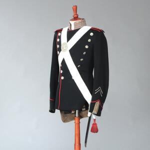 Dansk uniformsjakke med Frederik IX Rex for menig af den Kongelige Livgarde med taske og sabel. 3