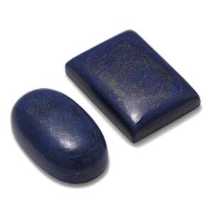 To større uindfattede cabochonslebne lapis lazuli på henholdsvis ca. 2380.00 ct. og 2018.00 ct. I alt ca. 4398.00 ct. Certifikater medfølger. 2
