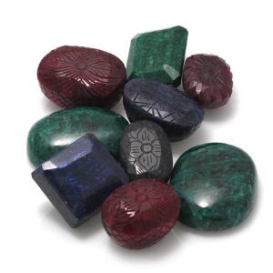 Samling af uindfattede facet- og cabochonslebne smykkesten bestående af smaragder, rubiner og safirer. I alt ca. 6515.25 ct. Certifikater medfølger. Ca. 2013.
