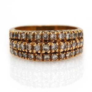Diamantring af 18 kt. guld prydet med talrige brillantslebne diamanter på i alt ca. 0.40 ct. Str. 54.