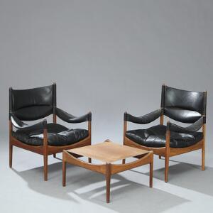 Kristian S. Vedel Modus. Et par lænestole samt et tilhørende sofabord med stel af palisander. Løse hynder betrukket med patineret sort skind. 3