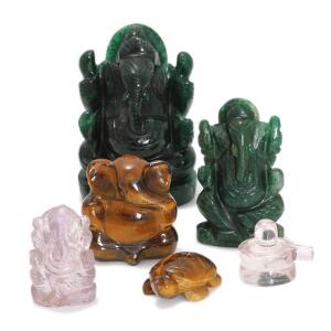 Fire Ganeshafigurer af henholdsvis grøn sten, tigerøje og kvarts, en skildpaddefigur af tigerøje og en kvartsfigur. Ca. 2013.