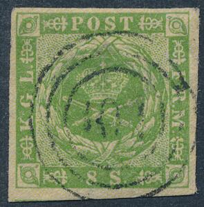 1854. 8 skilling, grøn. PRAGT-mærke med brede rande og retvendt nr.stempel.