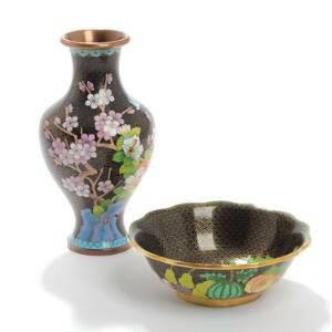Orientalsk closionné vase og bordskål, dekoreret med hhv. blomster og frugt. 20. årh. Vase H. 26. Skål H. 7. Diam. 20. 2