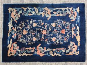 Kinesisk Pao Tao tæppe. Slyngede blomsterranker på blå bund. 20. årh.s første halvdel. 188 x 272.
