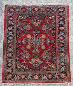 Semiantikt Keshan tæppe, Persien. Medaljondesign på rød bund med blomster. Ca. 1960. 216 x 135.