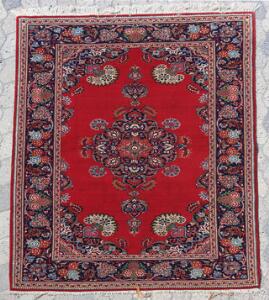 Semiantikt Keshan tæppe, Persien. Klassisk design med medaljon på åben rød bund. Partier med silkeluv. Ca. 1960. 207 x 137.