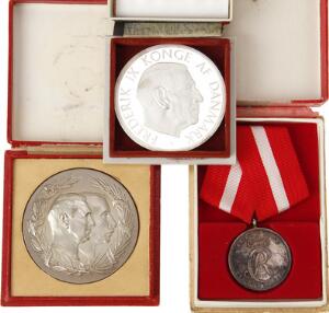 2 stk. medailler over Kong Christian X og Frederik IX samt hæderstegn for god tjeneste ved søetaten 1801