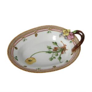 Flora Danica asiet af porcelæn, dekoreret i farver og guld med blomster. 3540. Royal Copenhagen. L. 22 cm