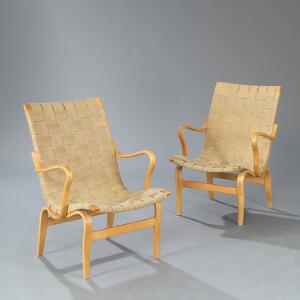 Bruno Mathsson Eva. Et par lænestole med stel af lamineret, formbøjet bøgetræ. Sæde og ryg udspændt med lyst kanvas. 2