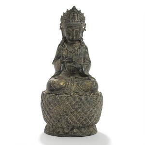 Orientalsk gudefigur siddende på trone af patineret bronze. 20. årh. H. 31.