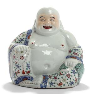 Kinesisk figur af porcelæn i form af Budai dekoreret i farver, bund med indpresset mærke. 20. årh. H. 26.