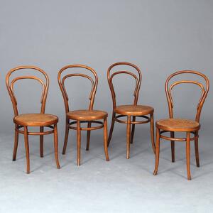 Sæt på fire spisestole med stel af formbøjet bejdset bøg. Sæde udspændt med fransk flet. Udført og mærket hos Josias Eissler  Söhne, Wien. 4