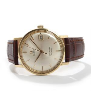 Omega Herrearmbåndsur af guld, model Seamaster De Ville. Automatisk værk med manuelt optræk. Gylden skive med guld baton visere og timemarkører. 1965.