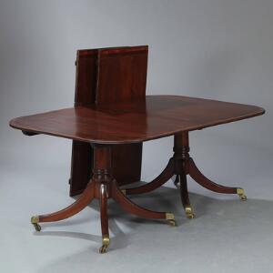 Engelsk Two-Pillar Table af mahogni, med afrundet pladekant og indlægninger i lyst træ. Regency stil, 20. årh. H. 75. L. 180296. D. 116.