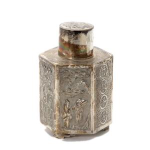 Kinesisk export teacaddy af sølv, hexagonal støbt med drage, skrifttegn og ornamentik, stemplet Wang Hing. Vægt 143 gr. H. 11 cm.