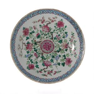 Kinesisk fad af porcelæn, dekoreret i emaljefarver med krysanthemer og blomstrende prunus. 19. årh. Diam. 34 cm.