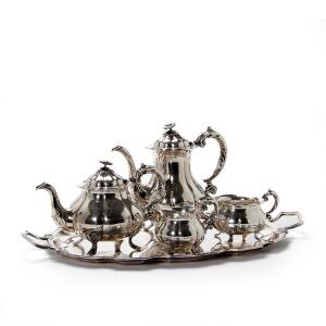 Dansk kaffe- og teservice af sølv. Cohr, 20. årh. Vægt 1825 gr. H. 9,5-22 cm. Samt engelsk bakke af pletsølv. 41