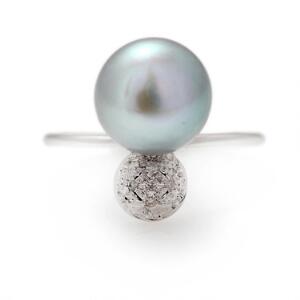 Perle- og diamantring af 14 kt. hvidguld prydet med ferskvands kulturperle og brillantslebne diamanter. Str. 54.