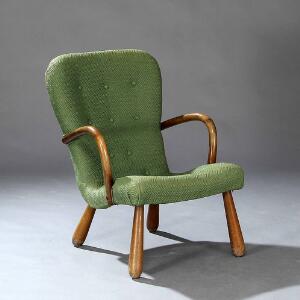 Ubekendt møbeldesign Armstol med armlæn samt kølleben af bøg. Dybthæftet sæde samt ryg betrukket med grønt mønstret stof.