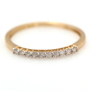Diamantring af 14 kt. guld prydet med brillantslebne diamanter. Str. 55.