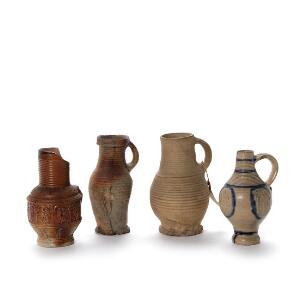 En samling på fire tyske keramik flasker bestående af Westerwald krug, Rhinsk flaske  mm. 1418. årh. H. 20-22 cm. 4