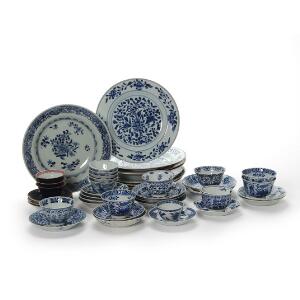 Samling kinesisk porcelæn, bestående af 8 tallerkener og 17 kopper og 19 underkopper i blåt. Kangxi og Qianlong, 18. årh.
