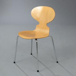 Arne Jacobsen Myren. Spisestol af formspændt bøg, monteret på firbenet stel af forkromet metal. Model 3100.