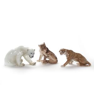 Tre figurer af porcelæn i form af hunløve, tiger og isbjørn dekorerede i underglasurfarver. Bing  Brøndahl. L. 26-37 cm. 3