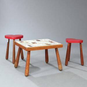 Dansk møbeldesign Sæt på kakkelbord samt to hjerteformede taburetter opsat på kølleben af bejdset bøg. 3